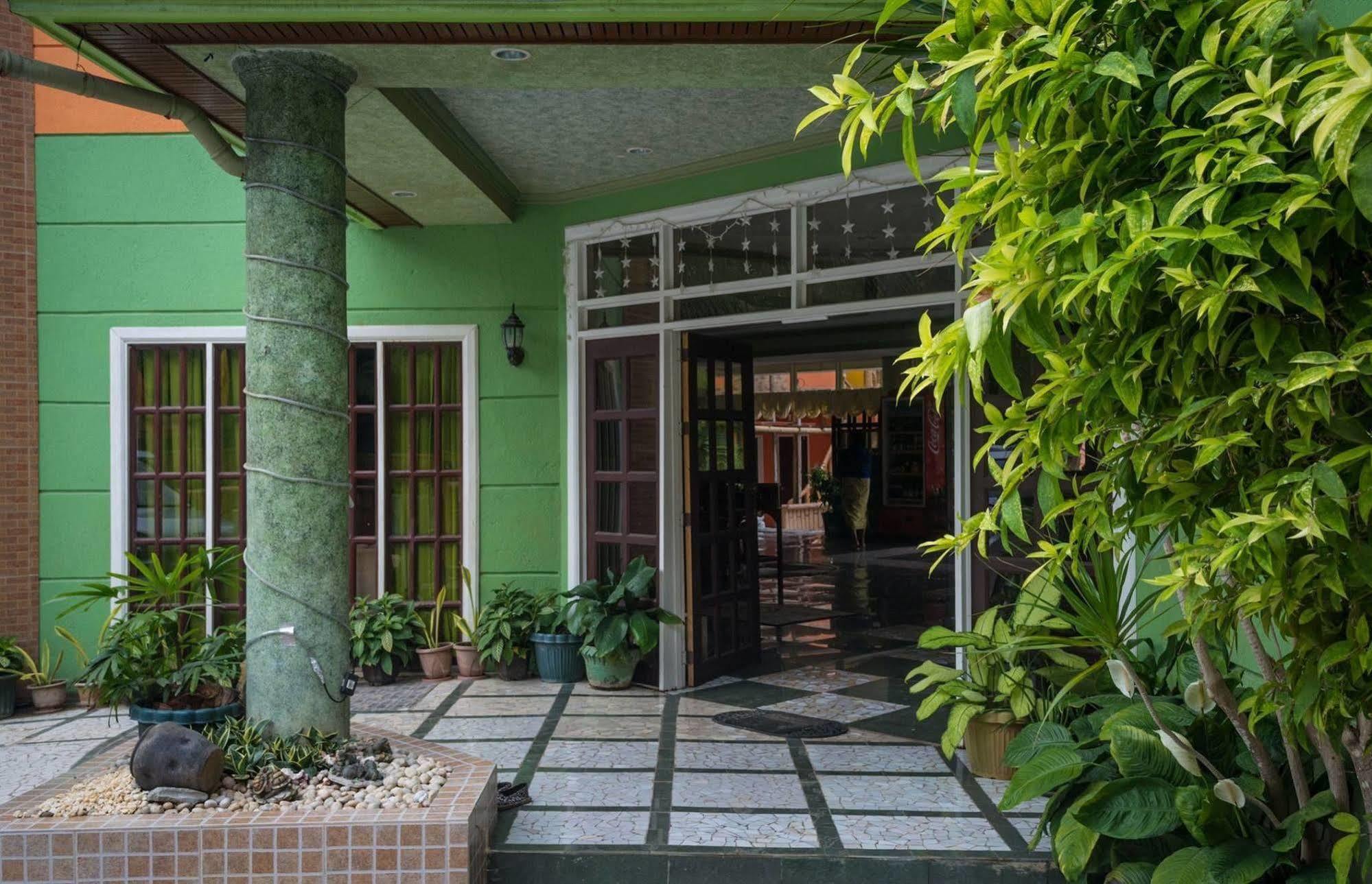 Stefanie Grace Paradise Inn Лобок Экстерьер фото